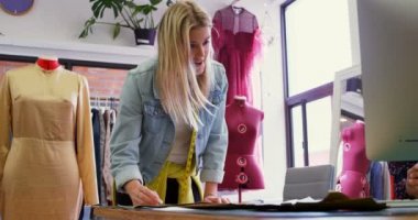 Güzel moda tasarımcıları moda studio 4 k çalışma