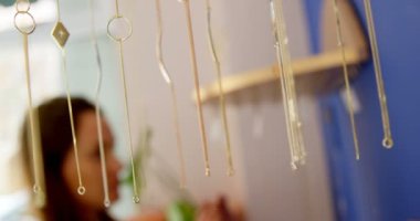 Genç kadın müşteri jewelrys butik dükkan 4 k bakarak