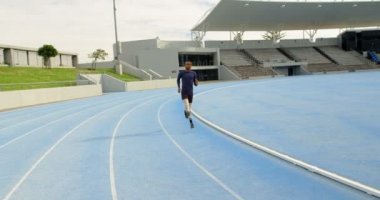 Bir koşu parkuru, spor mekan 4k'Engelli atletik çalışması