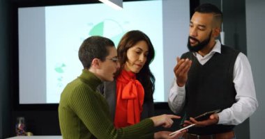 Yöneticiler office 4 k konferans odasında dijital dizüstü bilgisayar üzerinde tartışıyor