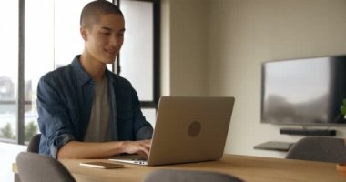 Cep telefonu ve dizüstü bilgisayar ev 4 k kullanan genç adam