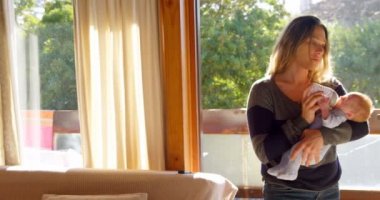 Anne süt ev 4 k oturma odasında bebeği için besleme