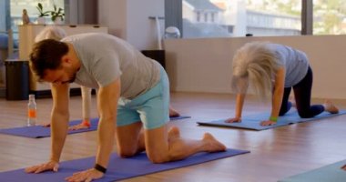 Üst düzey kadın yoga yoga merkezi 4 k gerçekleştirmede yardımcı antrenör
