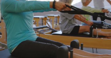 Yoga merkezi 4 k germe egzersiz yaparak üst düzey kadın grubu