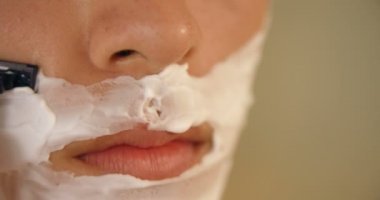 Adam 4 k evde banyoda ustura ile tıraş yakın çekim