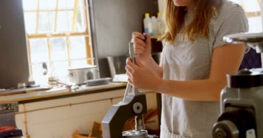 4 k atölyede çalışan kadın Takı Tasarımcısı