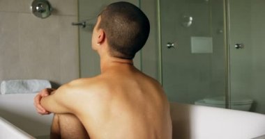 Arkadan Görünüş küvet banyo 4 k, oturan adamın