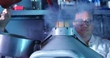 Laboratuvar 4 k varil kapağı kapsayan iki bilim adamları