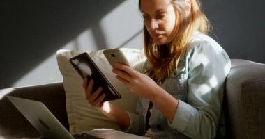 Kadın Takı Tasarımcısı kullanarak hareket eden telefon ve dijital tablet 4 k