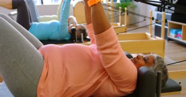 Yoga merkezi 4 k germe egzersiz yaparak üst düzey kadın grubu