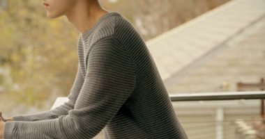 4 k evde balkonda duran genç adam