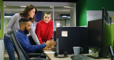 Yöneticiler office 4 k Danışma Masaüstü PC tartışıyor