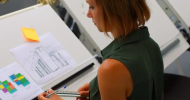 Ofiste 4 k tabloda hazırlanması çalışma mimarileri