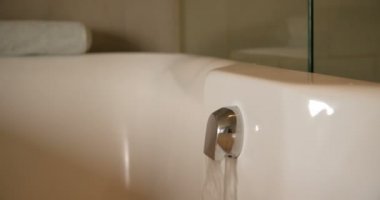 4 k evde banyo küvetinde akan su Close-up