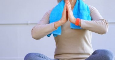 Orta üst düzey kadın yoga yoga performans bölümünde 4 k Merkezi