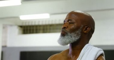 Komuta sizde 4 k fitness salonunda sonra su yudumlarken