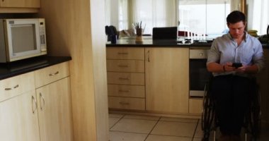 Engelli adam cep telefonuyla mutfakta ev 4 k