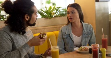 4 k restoranda yemek yerken etkileşim çift