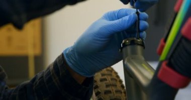 Atölye 4 k Bisiklet tamir adam Close-up