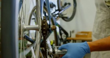 Atölye 4 k Bisiklet tamir adam Close-up