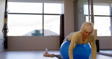 Üst düzey kadın egzersiz topu yoga merkezi 4 k üzerinde egzersiz