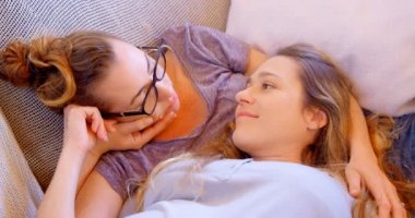 Lezbiyen çift birbirleri ile etkileşim evde oturma odasında 4 k