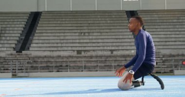 Bir koşu parkuru, spor mekan 4k'Engelli atletik çalışması