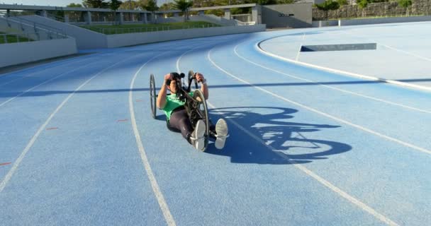 残疾运动员赛车在轮椅上的赛车赛道4K — 图库视频影像