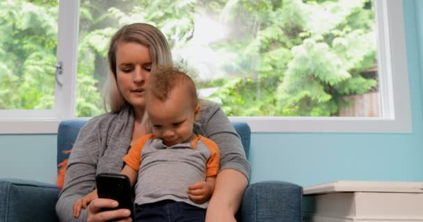 Madre Con Suo Figlio Utilizzando Telefono Cellulare Casa — Video Stock