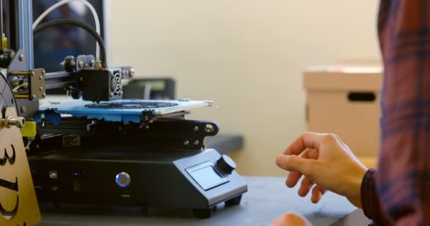 Mecánico Con Máquina Troquel Mesa Taller — Vídeos de Stock