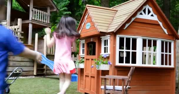 の裏庭で再生の家で遊ぶ兄弟 — ストック動画