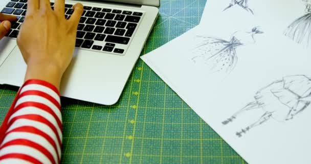 Крупный План Модного Дизайнера Помощью Ноутбука Модной Студии — стоковое видео