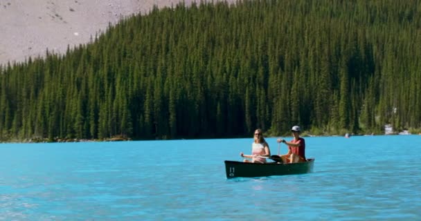 Paar Rudert Gemeinsam Fluss Auf Dem Land — Stockvideo