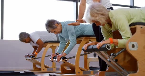 Trener Pomoc Starszych Kobiet Ćwiczenia Jogi Centrum — Wideo stockowe