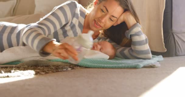 Madre Mirando Bebé Sala Estar Casa — Vídeos de Stock