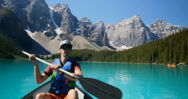 Homme Ramant Bateau Dans Rivière Campagne Par Une Journée Ensoleillée — Video