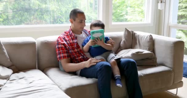 Vader Met Zijn Zoon Met Behulp Van Digitale Tablet Bij — Stockvideo