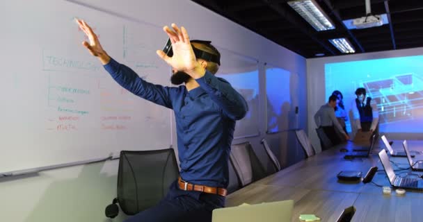 Ejecutivo Usando Auriculares Realidad Virtual Sala Conferencias Oficina — Vídeos de Stock