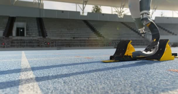 Sportivul Handicap Pregătește Pentru Cursa Pistă Alergare — Videoclip de stoc