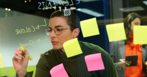 Escritura Ejecutiva Femenina Pared Cristal Oficina — Vídeos de Stock