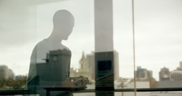 Achteraanzicht Van Man Die Balkon Thuis — Stockvideo