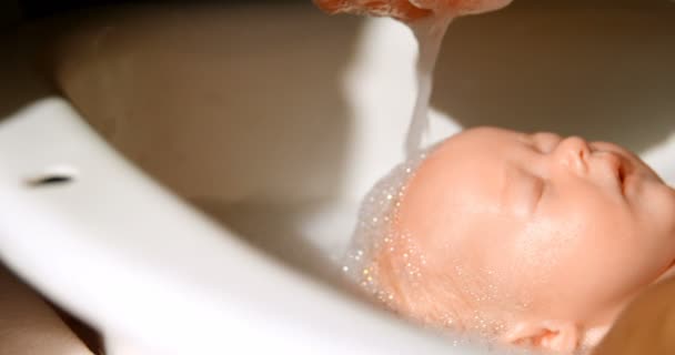 特写母亲给她的男婴洗澡在浴室4K — 图库视频影像