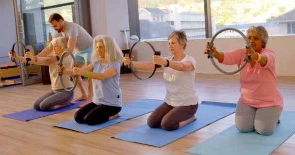 Trainerin Unterstützt Ältere Frauen Bei Der Durchführung Von Yoga Yogazentrum — Stockvideo