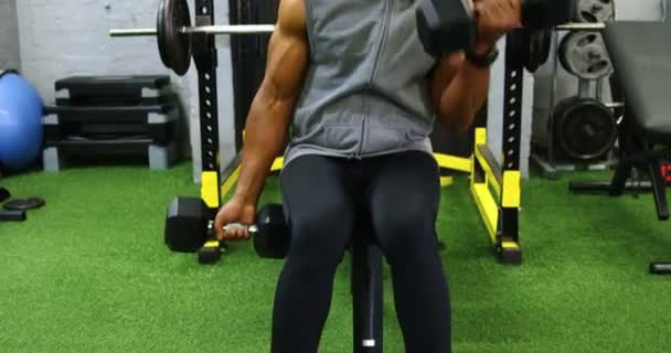 高级男子在健身室锻炼哑铃4K — 图库视频影像