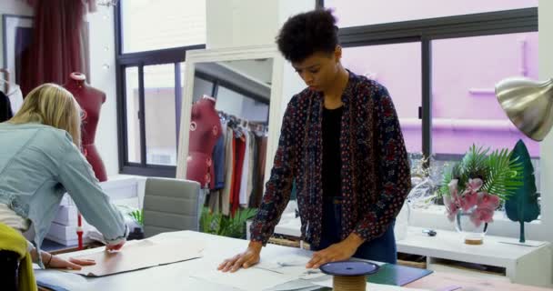 Модные Дизайнеры Работают Над Столом Модной Студии — стоковое видео