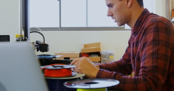 Mechaniker Mit Werkzeugmaschine Auf Dem Tisch Der Werkstatt — Stockvideo