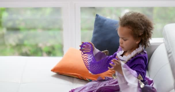 Baby Mädchen Spielt Mit Frühling Spielzeug Hause — Stockvideo