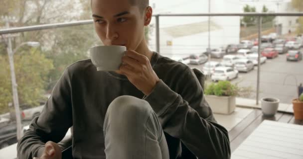Hombre Joven Usando Teléfono Móvil Mientras Toma Café Casa — Vídeo de stock