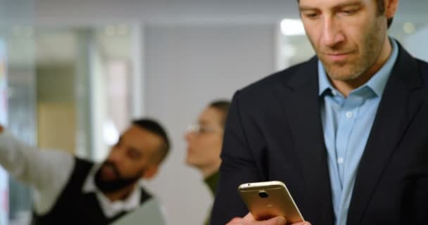 Joven Hombre Negocios Usando Teléfono Móvil Oficina — Vídeos de Stock