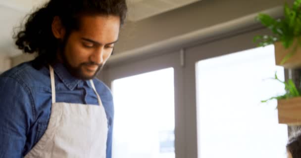 Camarero Tomando Pago Con Tarjeta Crédito Restaurante — Vídeos de Stock